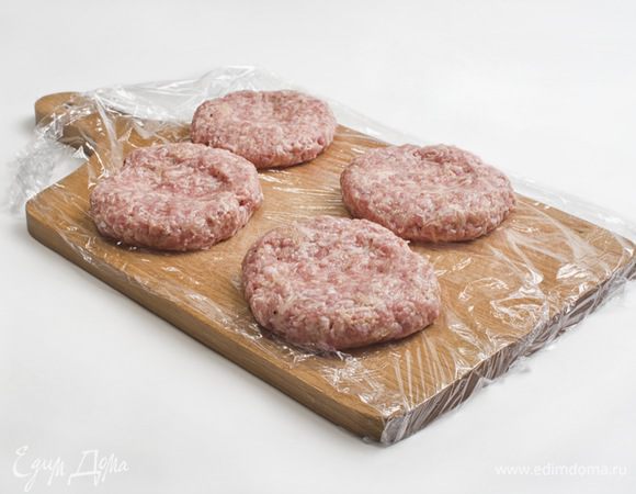 Из фарша сформировать круглые котлетки, накрыть пленкой и оставить на 30 минут.