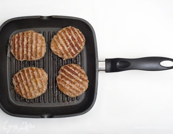 Котлетки присыпать солью и перцем; жарить на гриле до готовности, от 8 до 12 минут с каждой стороны. Если хотите гамбургер с плавленым сыром, нужно после того, как перевернули котлетку, на поджаренную сторону добавить сыр и накрыть фольгой.