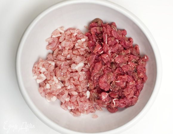 Говядину и свинину мелко нарезать и перемешать.
