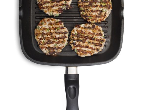 Из фарша сформировать круглые котлетки, выложить их на гриль, держать на каждой стороне по 5 минут.