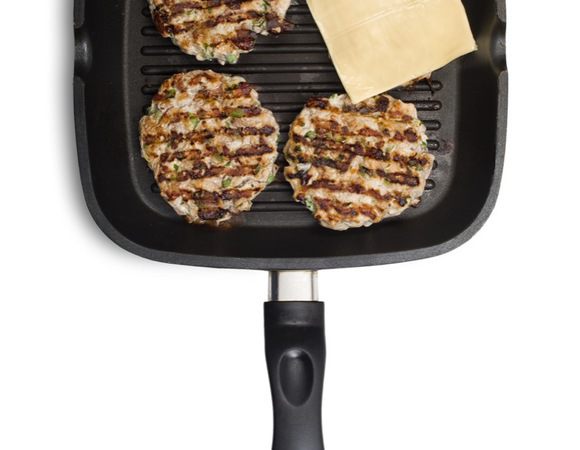 Чтобы чизбургер был более сырным можно на одну сторону котлетки, после переворачивания, выложить ломтик сыра.