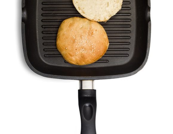 Булочки разрезать пополам и на 1 минуту поместить на гриль.