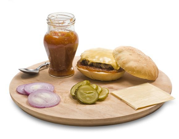 Соленый огурец нарезать кольцами, вторую половинку лука нарезать кольцами. Затем смазать нижнюю половинку булочки кетчупом, выложить ломтик сыра, потом котлетку (если добавляли сыр, то расплавленным сыром вверх), кольца лука, соленый огурец, добавить еще один ломтик сыра и накрыть верхней половинкой булочки.