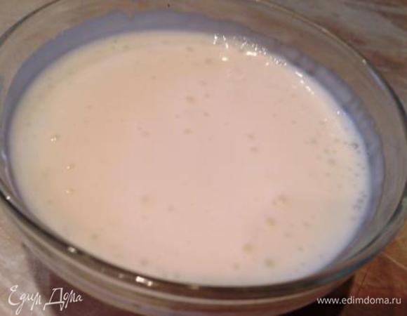 В кефире размешать соду. Оставить на 10 минут.