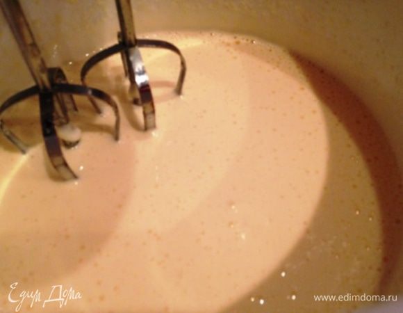 Яйца взбивать с сахаром минут 5-7.