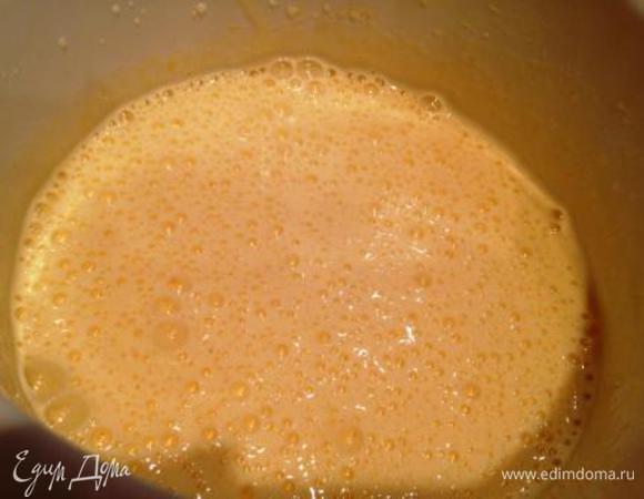 Добавить кефир с содой, подсолнечное масло. Перемешать.