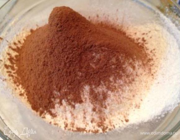 Муку просеять с разрыхлителем и какао.