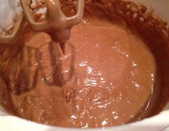 Добавить мучную в яичную смесь, перемешать.