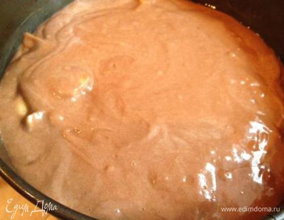 Яблоки (2-3 штуки, в зависимости от вашего желания и размера яблок) почистить, порезать мелким кубиком и вмешать в тесто.
Форму (у меня 20 см) выложить пергаментом, смазать масло и выложить в нее тесто с яблоками.