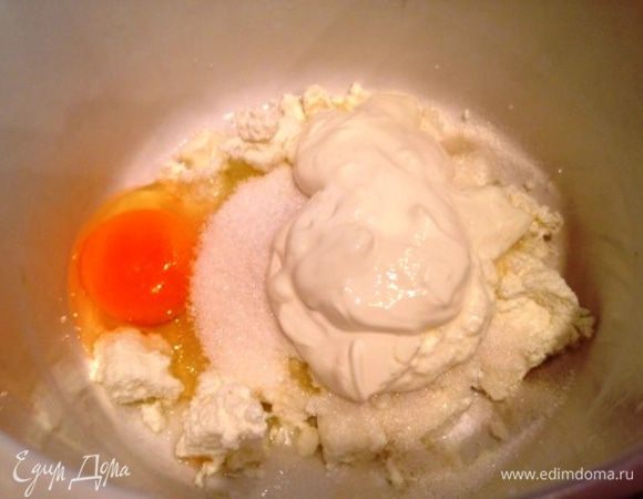 Все ингредиенты для начинки взбить миксером.
