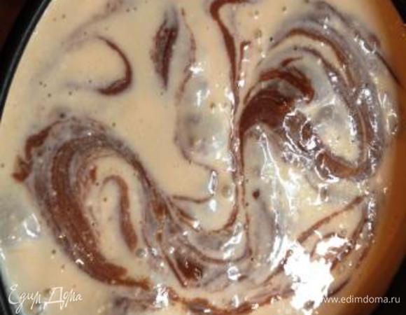 Творожную массу вылить сверху на тесто и хаотично несколько раз (без фанатизма) провести ложкой, чтобы начинка местами утонула.