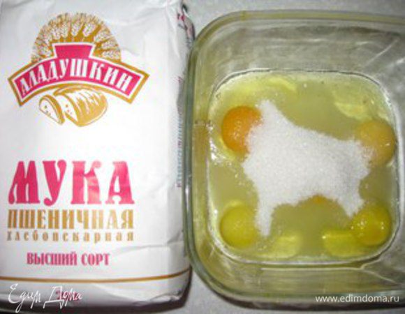 Яйца хорошо взбить с сахаром.