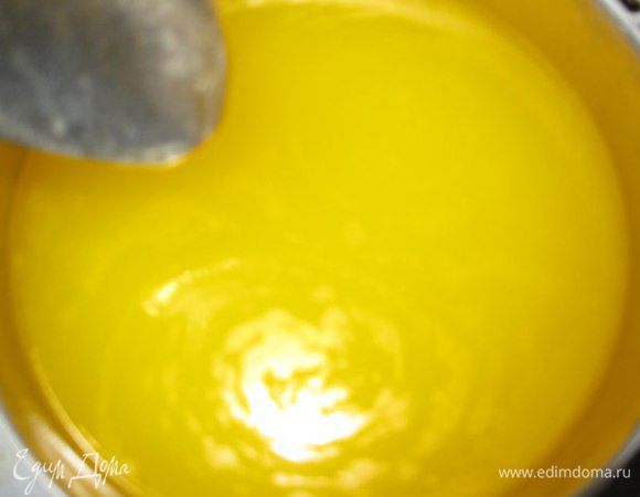 Добавляется растопленный маргарин (остывший). И хорошо перемешиваем.