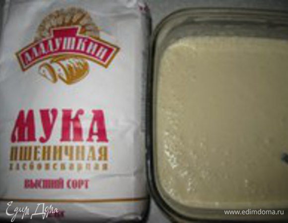 Потом добавляем муку. Все хорошо перемешиваем. Тесто должно быть как жидкая сметана. Можно добавить молоко, если тесто получилось густое.