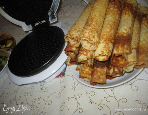 Снимаем с вафельницы и сворачиваем вафли в трубочки или рожки.