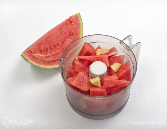 Мякоть арбуза очистить от семян и нарезать кубиками, имбирь почистить и измельчить. Все переложить в чашу блендера.