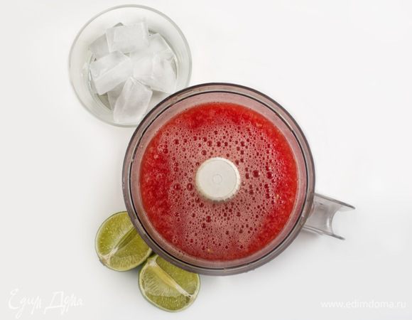 К арбузу и имбирю добавить сок лайма и кубики льда и все вместе взбить, пока лед не превратится в крошку.
