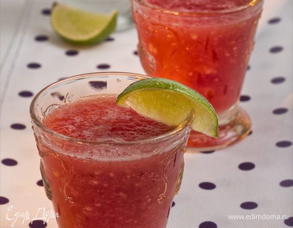 Напиток перелить в стаканы и украсить дольками лайма.