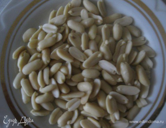 Приступаем к приготовлению шоколадно-орехового крема. Измельчаем орехи. У меня арахис.