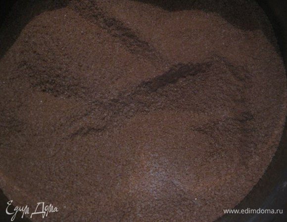 Смешиваем сухие ингредиенты — сахар, муку и какао.