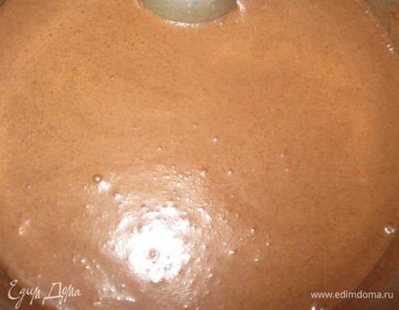Когда молоко будет полностью добавлено, ставим миску на плиту на маленький огонь. Медленно доводим смесь до кипения, постоянно помешивая ее.