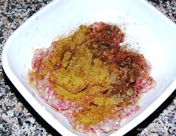 Выложить в миску фарш, добавить 2 горсти хлебных сухарей (можно пару высушенных кусков хлеба размочить в воде, потом лишнюю воду отжать), измельченную большую луковицу, чеснок, специи, соль. 