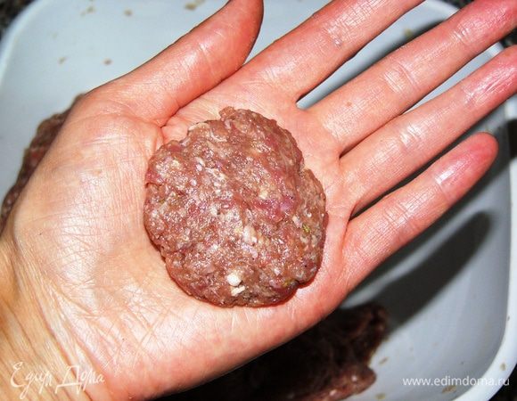 Фарш хорошо вымесить. Слепить небольшие котлетки круглой формы. Их надо немного приплющить, чтобы стали плоскими. Складываем котлетки в миску и отставляем в сторону. 