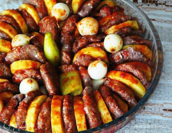 Немного томатного концентрата разводим водой, поливаем соусом подготовленное для выпечки блюдо. Ставим в разогретую до 200°С духовку, прикрыв фольгой, сначала на полчаса. 

Через полчаса выкладываем поверх блюда перцы и нарезанные дольками помидоры. Запекаем еще полчаса с открытым верхом. 