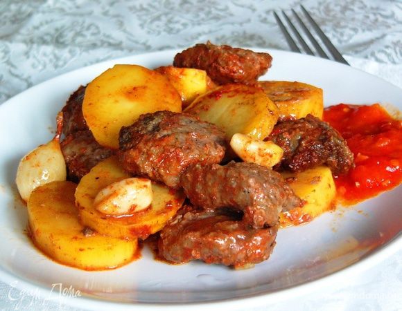 Подаем как самостоятельное блюдо в сопровождении овощного салата, ассорти их маринованных овощей и свежих хлебных лепешек :) А у меня еще было лечо из летних заготовок. Очень вкусно!