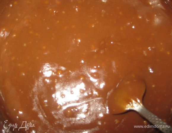 Добавляем размягченное сливочное масло и измельченные орехи. Варим около 15 минут до нужной консистенции.