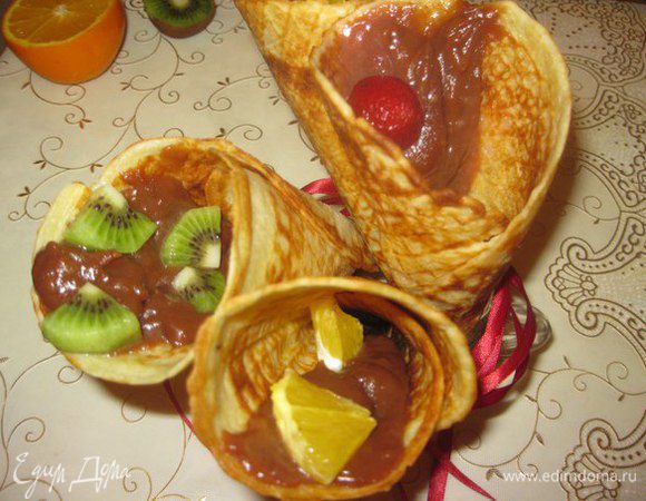 Накладываем крем в вафельные трубочки или рожки, можно украсить кусочками фруктов, и быстро съедаем.
Приятного аппетита!