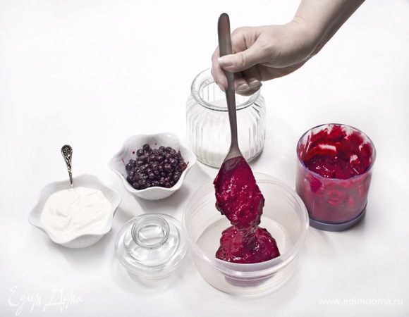 Перелить смесь в пластиковый контейнер, и отправить в морозильник на 4 часа (периодически доставать и перемешивать).