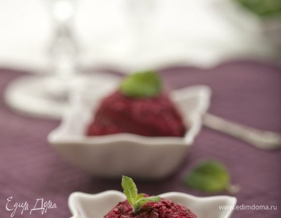 Мороженое разложить по формам и украсить листиками базилика.