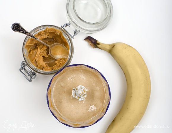 Банан и арахисовое масло взбить в блендере.
