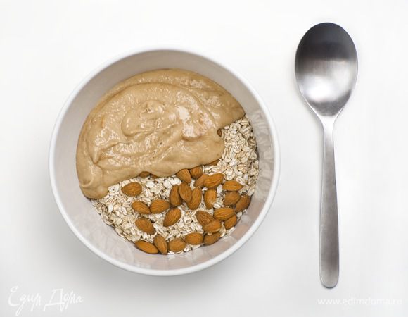 Овсяные хлопья и орехи добавить в банановую смесь. Все тщательно перемешать руками.