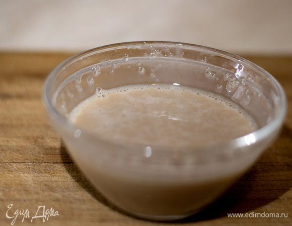 Дрожжи я растёр с ложкой сахара до жидкого состояния.
