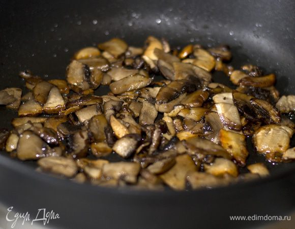 Порезанные грибы обжарил на растительном масле.