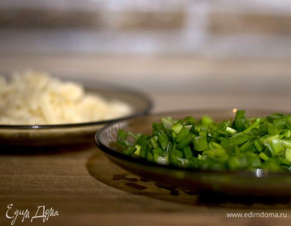 Российский сыр пропустил через терку, а лук порезал.