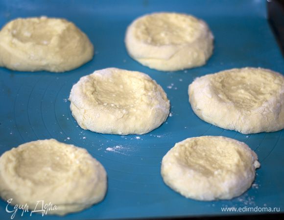 Когда тесто поднялось, еще раз перемешал и, проявив талант скульптора, слепил. 