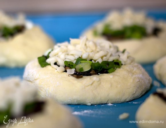 Присыпал сыром.