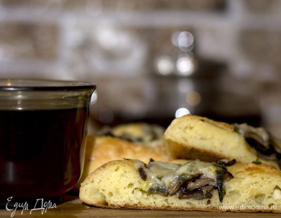 После этого включил духовку на 20 минут, дал прогреться и отправил туда приготовленные полуфабрикаты, выложенные на силиконовый коврик. Через 15 минут продукт готов.
Приятного аппетита.