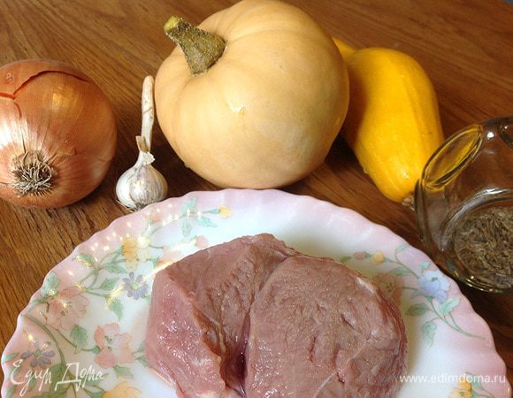 Займемся начинкой. Мясо вымыть и нарезать тонкими полосочками. Не надо перекручивать в фарш! Просто мелко нарезать ножом.