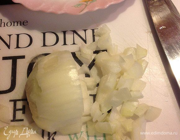 Лук нарезать квадратиками. Чеснок мелко порубить.