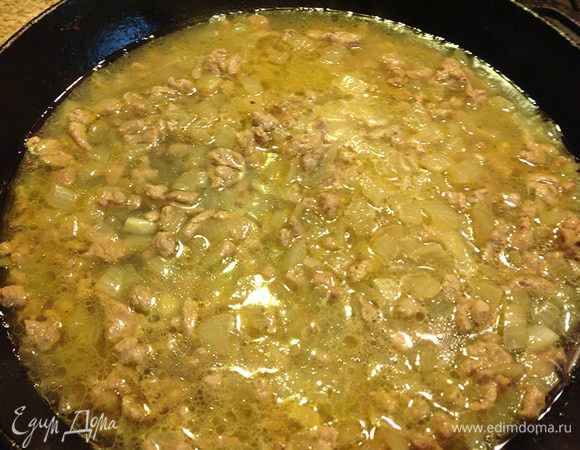 Влить горячий бульон (можно просто горячую воду). Жидкость полностью должна покрыть мясо. Накрыть крышкой и тушить полчаса.