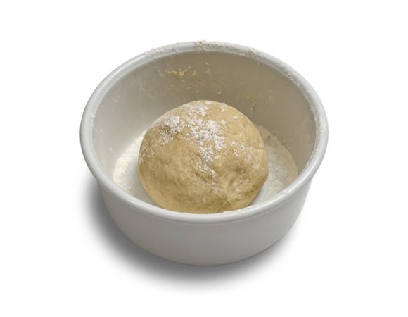 Добавить 1 яйцо, сахар, соль и влить дрожжи. Вымесить гладкое эластичное тесто.

