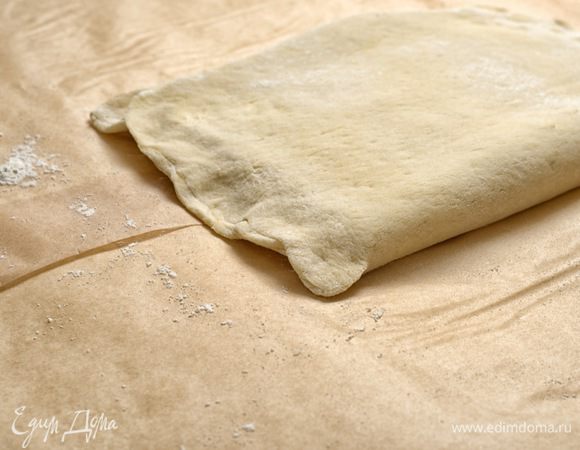 Края теста залепить и снова раскатать в прямоугольник.

