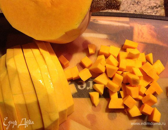 Тем временем подготовим овощи. Тыкву очистить от кожуры и семян, нарезать небольшими квадратиками, примерно полсантиметра толщиной. Цукини (можно заменить кабачком) тоже нарезать квадратиками.