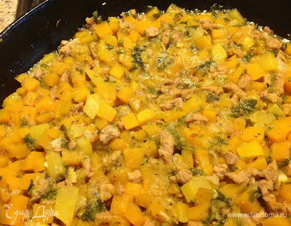 К мясу забросить овощи, плюс чеснок, специи и соль. Потушить под крышкой еще минут 10-15 до мягкости овощей. Снять с огня, добавить нарубленную зелень (укроп, петрушку) и сливочное масло. 