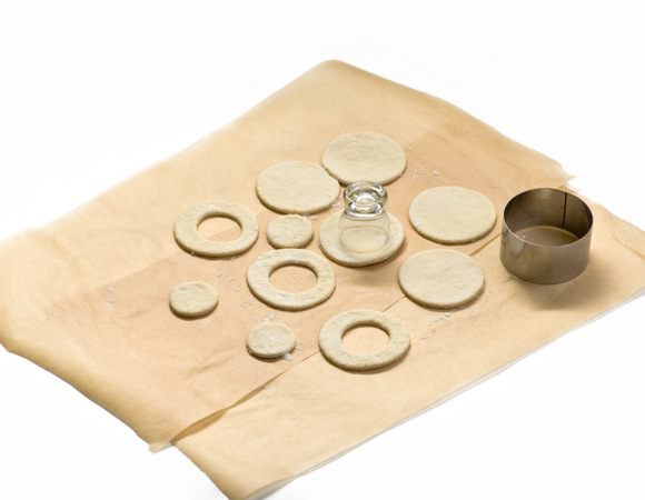 Из половины кружочков рюмкой вырезать кружочки поменьше. Должны получиться колечки.
