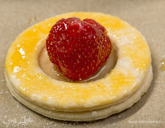 Выпекать в духовке 15-20 минут при температуре 200°C. Маленькие кружочки тоже запечь (для украшения).
